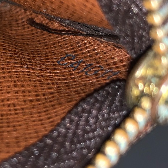 ❌SOLD❌100% Authentic Louis Vuitton Key/Card Holder - Picture 5 of 5